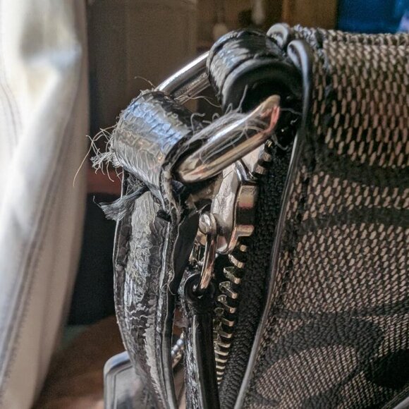 COACH PEYTON BLACK SIGNATURE SWINGPACK with POUCH - Picture 6 of 16